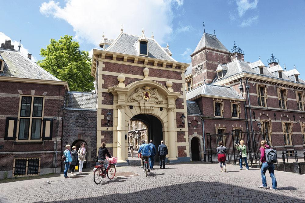 De toegangspoort tot het Binnenhof.