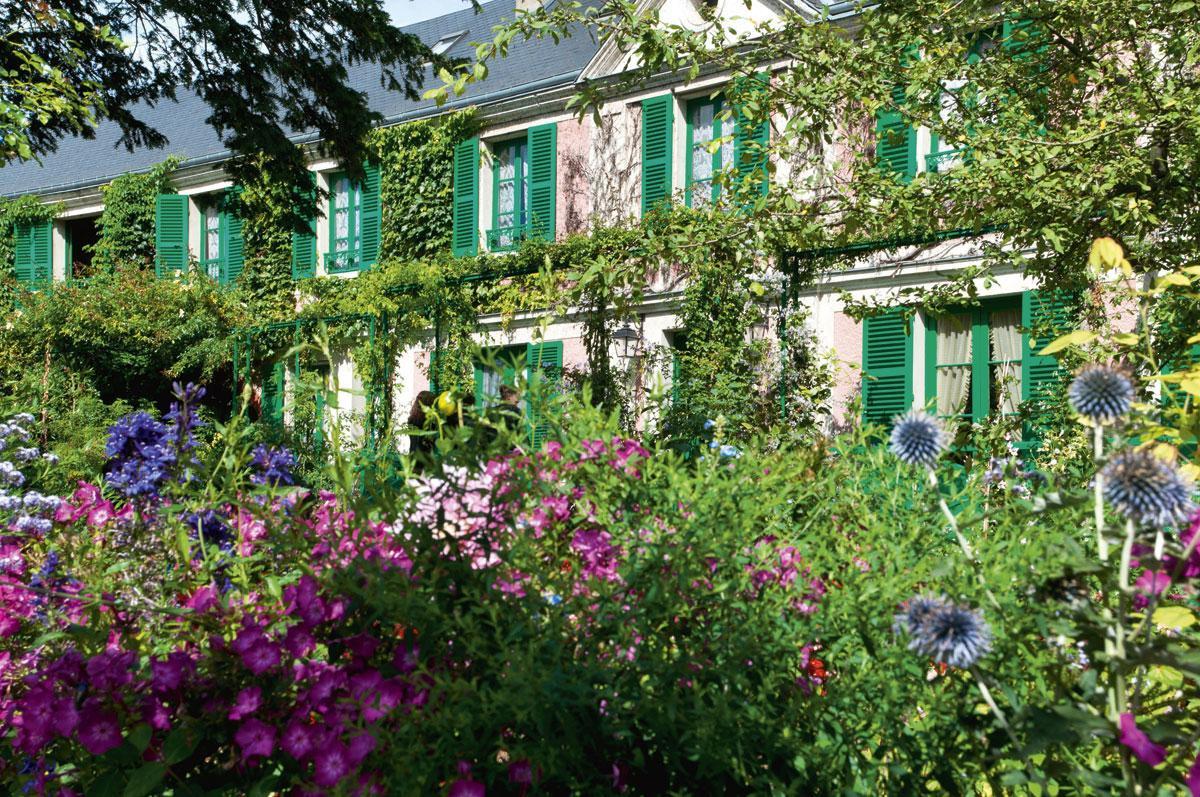 Monet hield niet van strakke tuinen: hij gunde planten een zekere vrijheid en maakte geen onderscheid tussen veldbloemen en nobele bloemenrassen. Zijn enige bekommernis was een steeds wisselende harmonie van kleine kleurentoetsen creëren. Plantaardig impressionnisme, zeg maar!