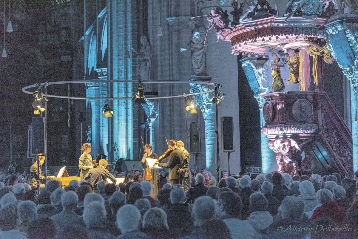 Meer dan 20 concerten brengen je op locaties die verbonden zijn met de familie van Beethoven. Zoals de Sint-Romboutskathedraal hierboven.