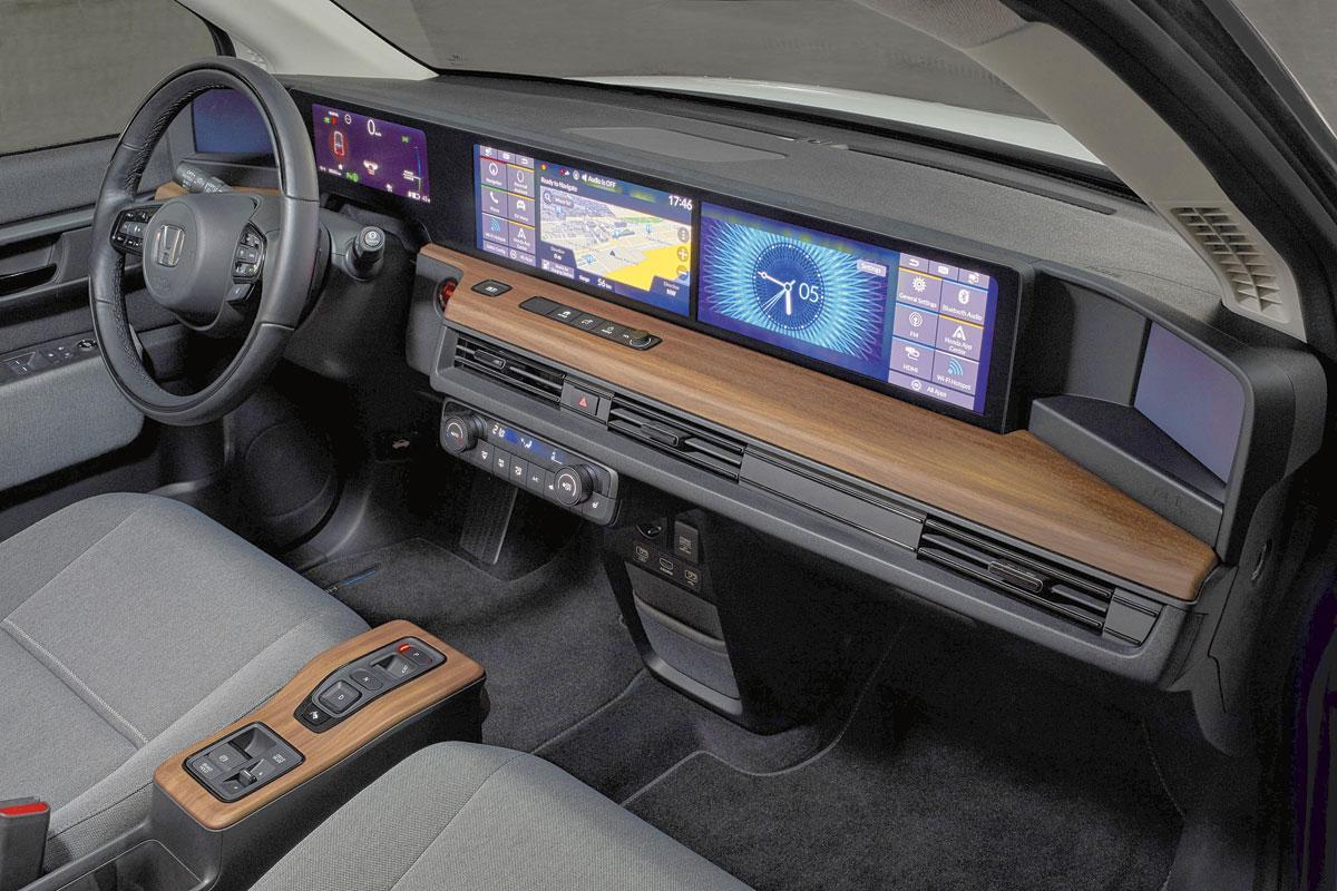 Het dashbord bestaat uit vijf schermen, gespreid over de hele breedte van de auto.