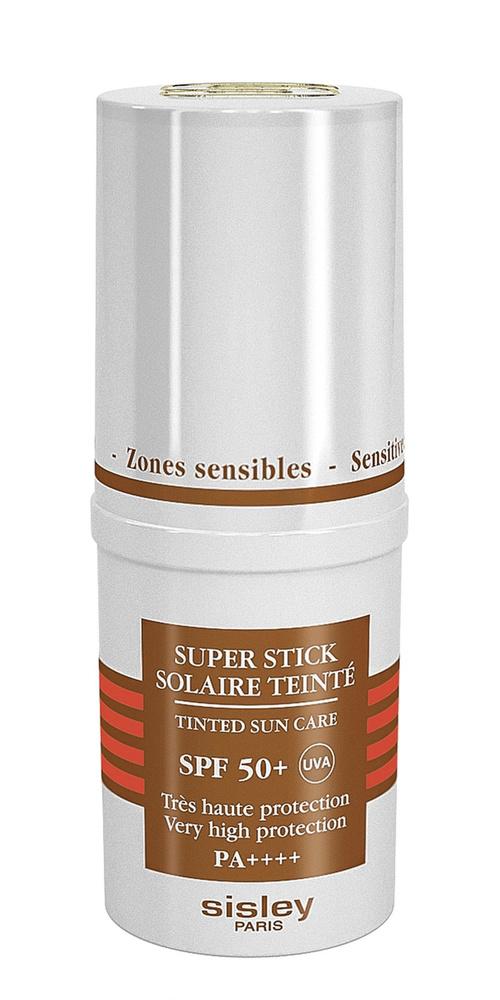 Gekleurde zonverzorgingsstick Super Stick Solaire Teinté 50+, voor gevoelige zones, van Sisley. 79,50 euro, in de parfumerie, sommige apotheken en drogisterijen.