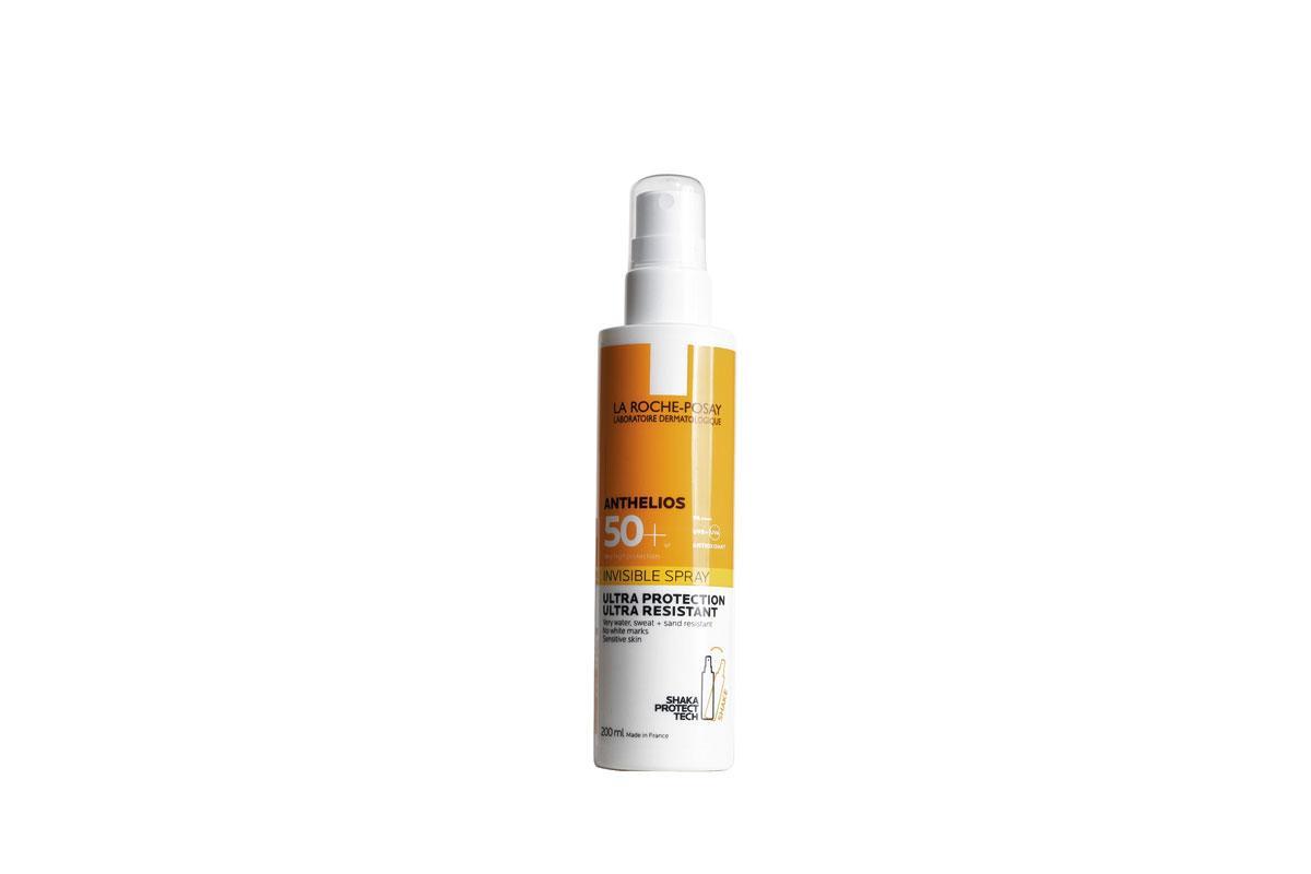 Onzichtbare spray 30+ of 50+ Anthelios, van La Roche-Posay, met hoge bescherming en superfijne textuur. 22,50 euro voor 200 ml, in de apotheek of drogisterij.