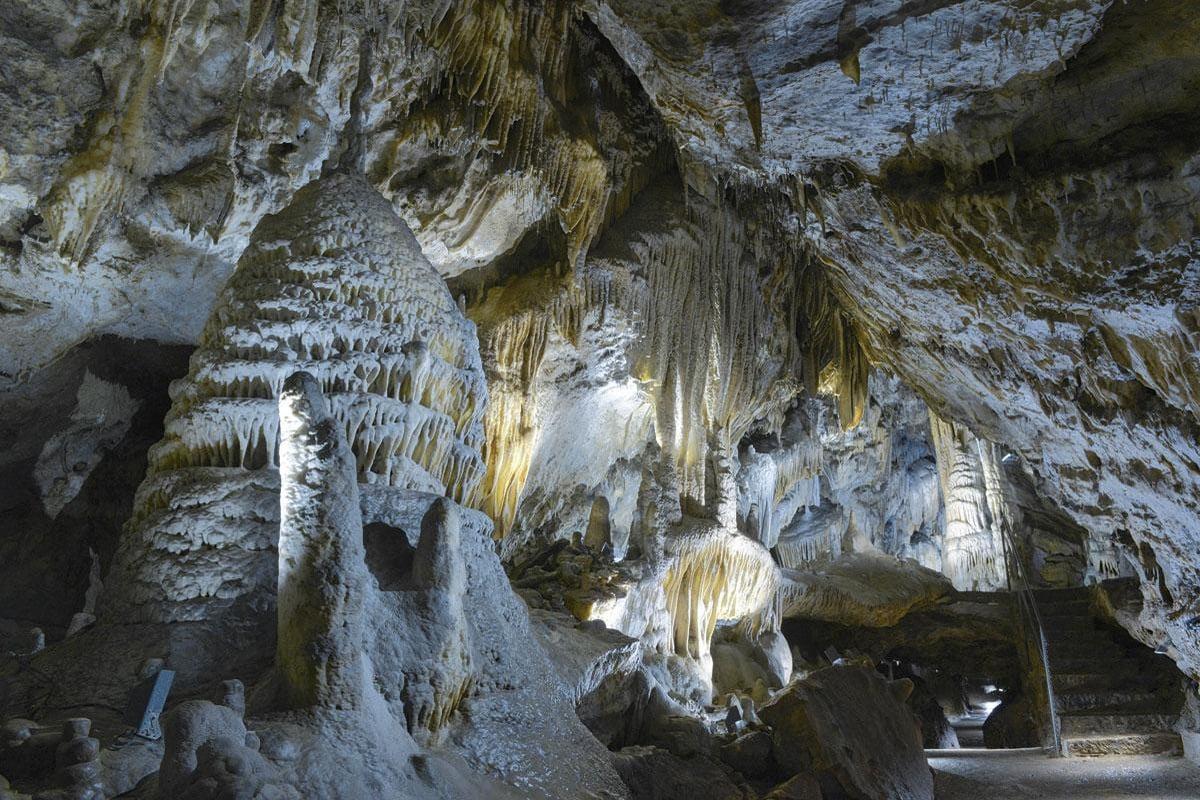 De prachtig verlichte grotten van Han.
