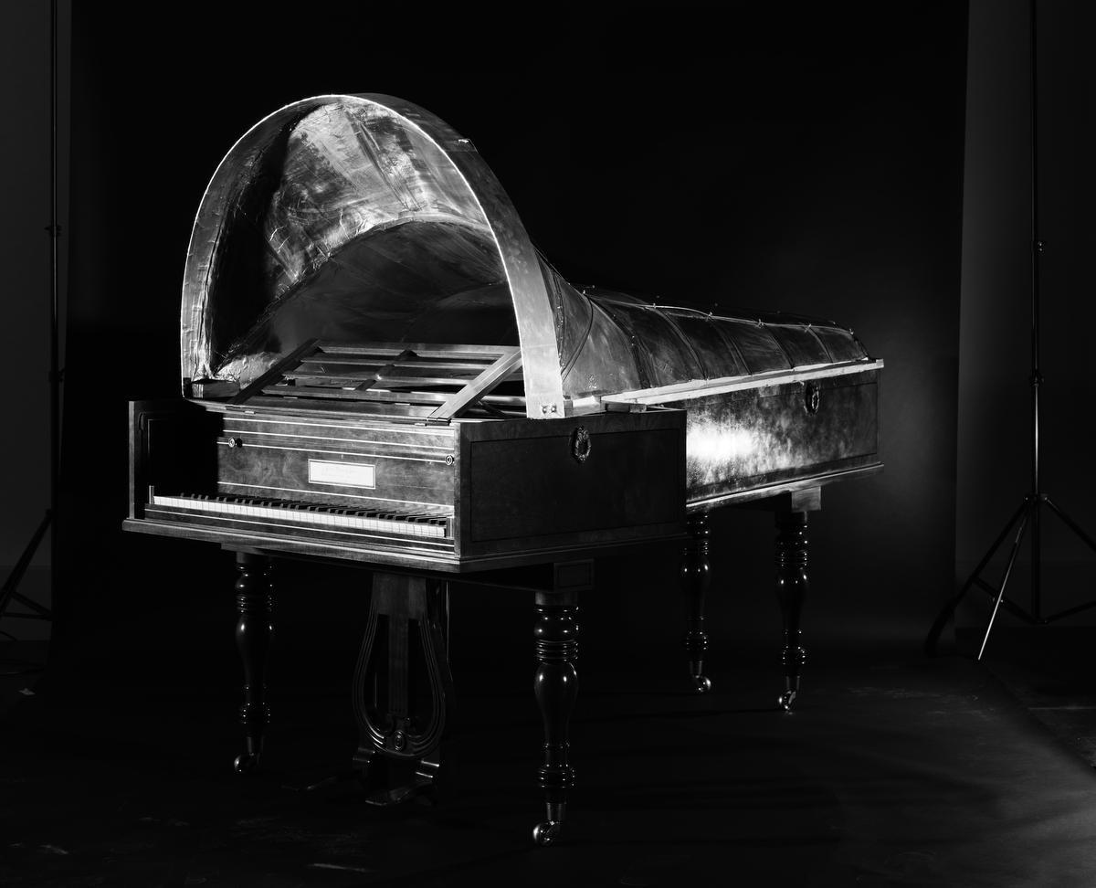 Replica van Beethoven's 1817 John Broadwood & Sons piano (Chris Maene, 2013), met reconstructie van Beethoven's Gehörmaschine.