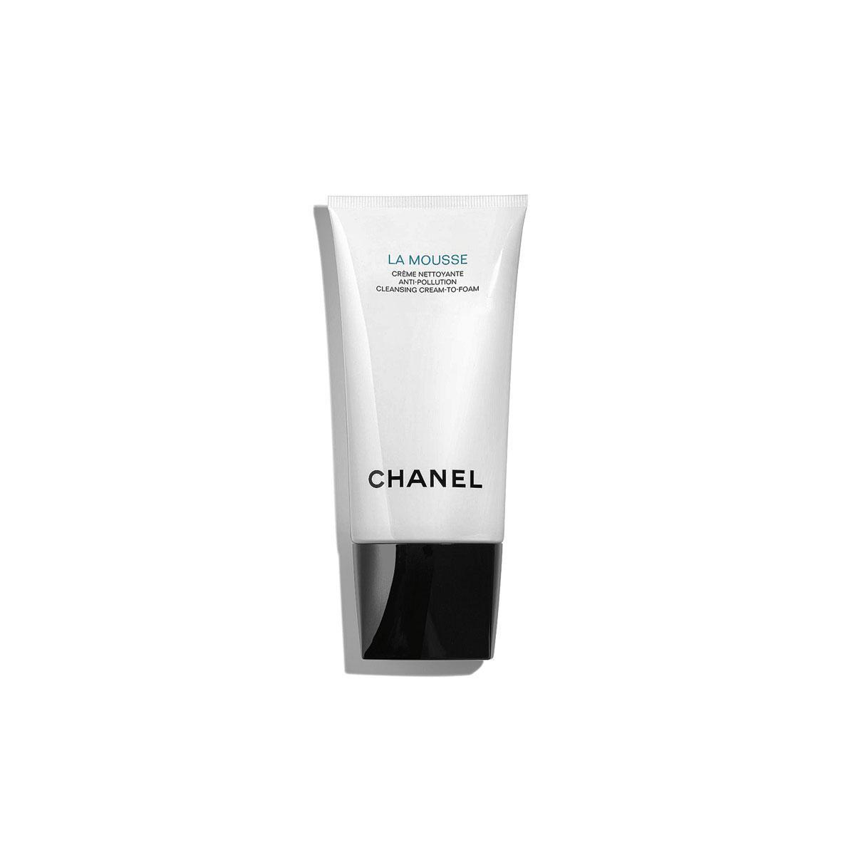 Romig product dat je huid niet uitdroogt, maar zacht onzuiverheden verwijdert. La Mousse, Anti-Pollution Cleansing Cream-to-Foam van Chanel, 41 euro, in de parfumerie.