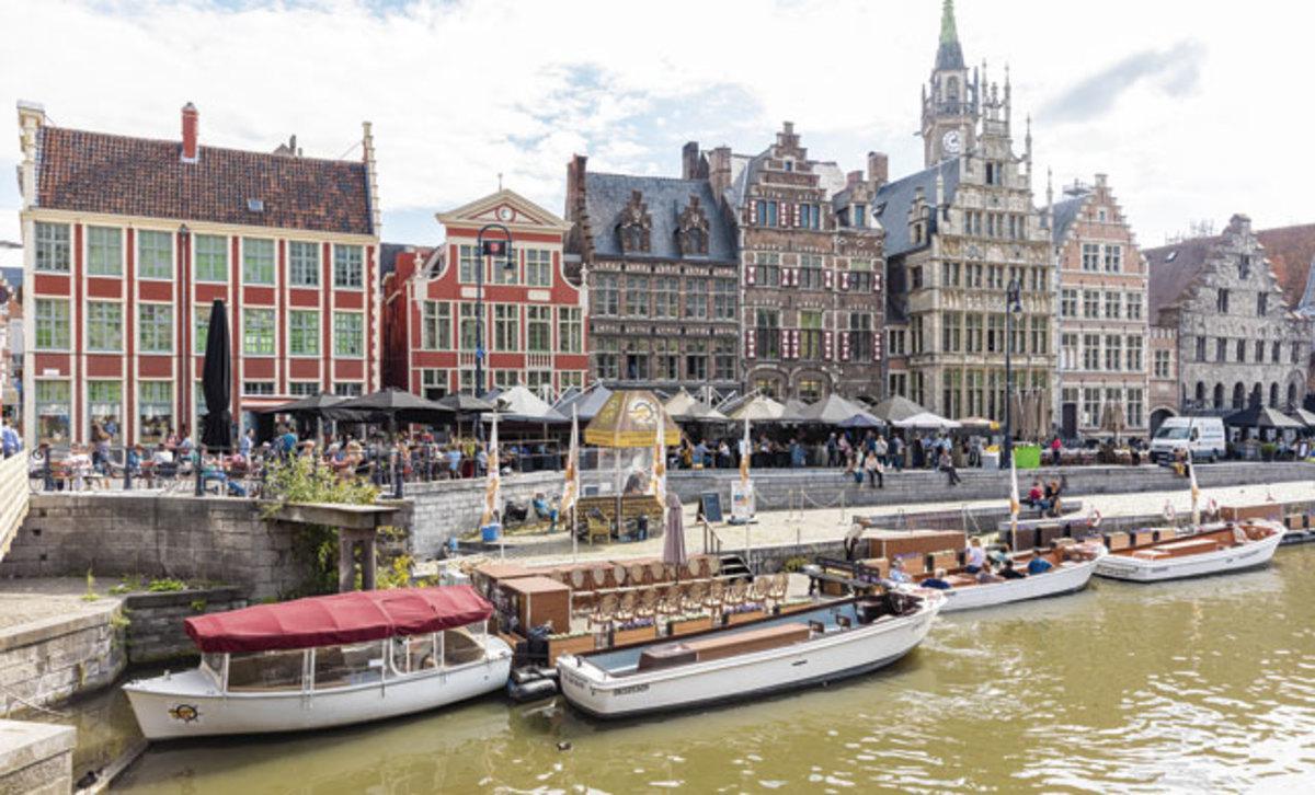 De Graslei, tot 1827 de handelshaven van Gent, vandaag de toeristische trekplek van de stad.