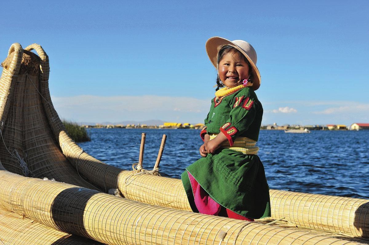 Aymara-meisje in een boot van totora-riet.