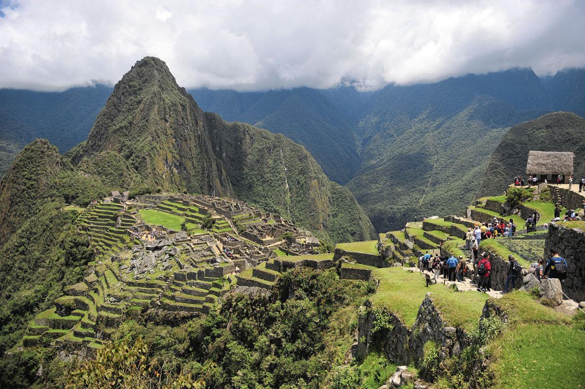 Machu Picchu, geprangd tussen twee kegelvormige rotsformaties.