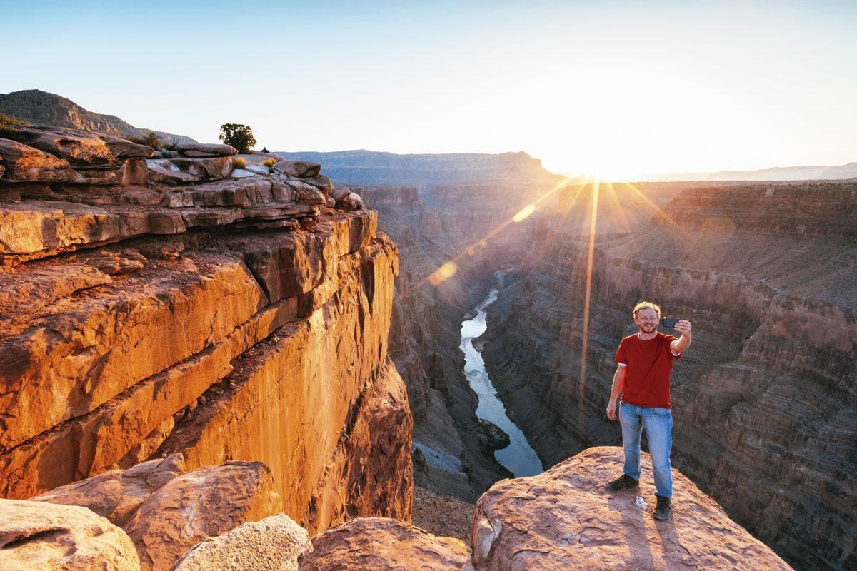 Het is verdraaid moeilijk om geen selfie te nemen met de Grand Canyon op de achtergrond. Maar er zijn ook fotogenieke plekken waar een stevige reling je scheidt van de grote diepte.