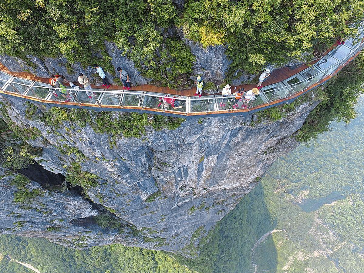 Op deze glazen loopbrug aan de Tianmen-berg in China kan je verantwoord selfies nemen op 300 meter hoogte.