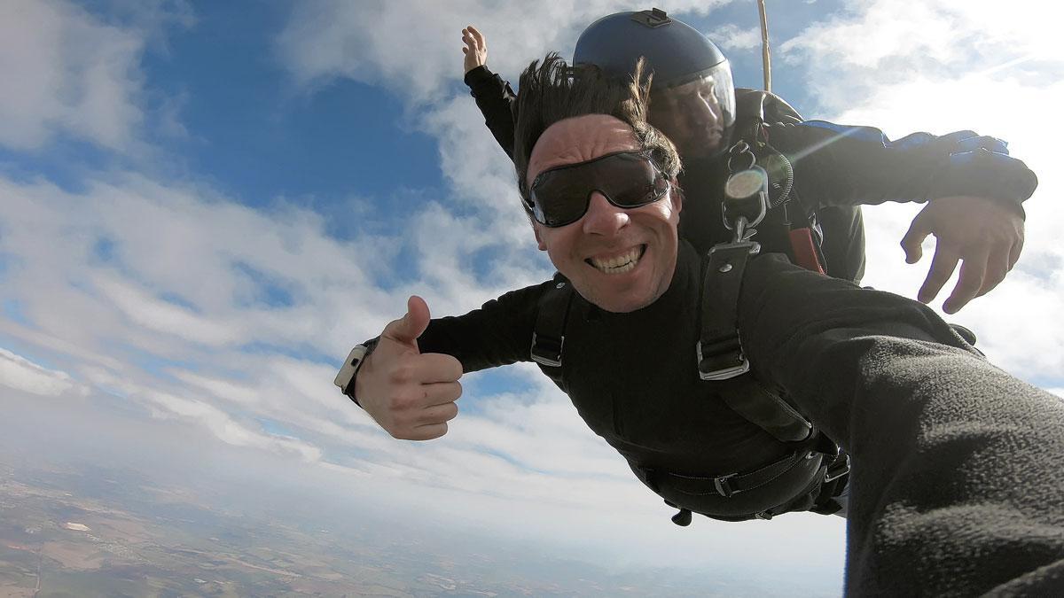 Een selfie met twee is altijd leuker. Al lijkt de bovenste skydiver  niet echt te genieten van het uitzicht.