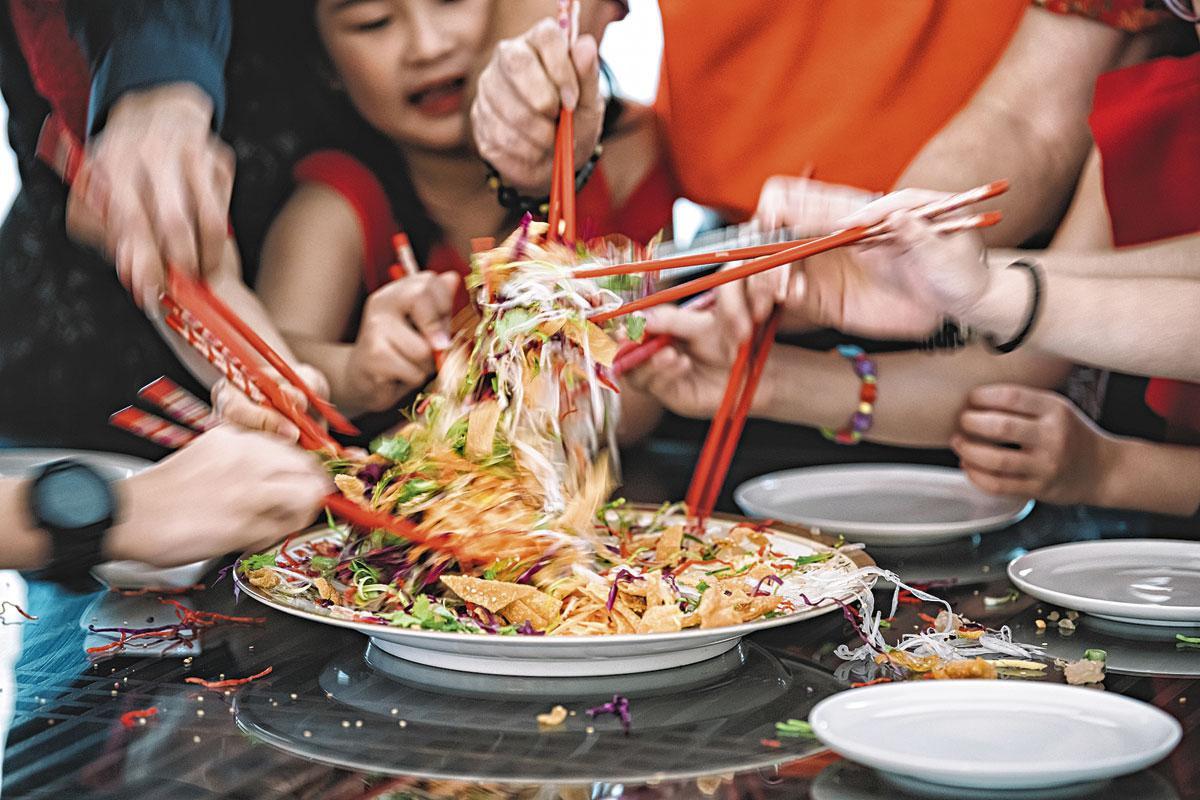 Chinees nieuwjaar is bovenal een familiefeest. Miljoenen stedelingen trekken naar het platteland om samen te tafelen.