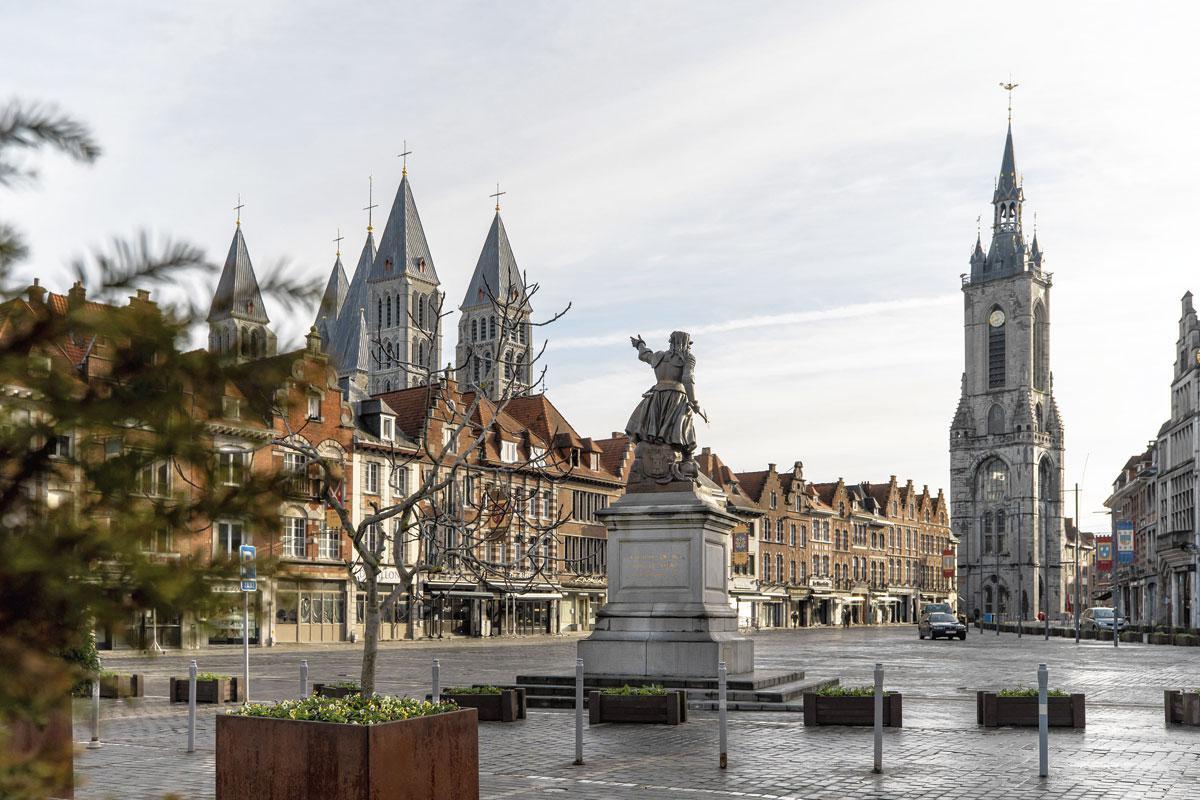 De Grote Markt met het Belfort en standbeeld van Christine de Lalaing.