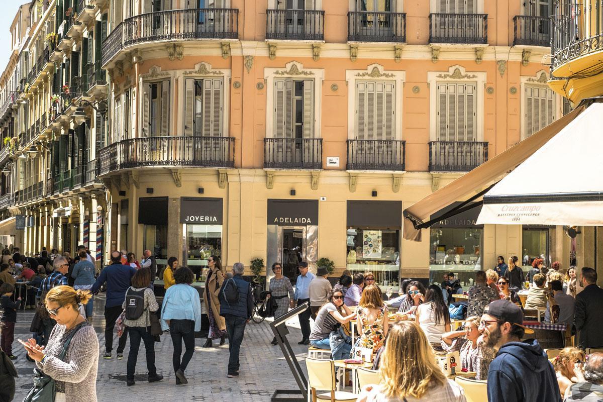 Altijd volle terrassen in Málaga.  Rechts. Het geboortehuis van Picasso.