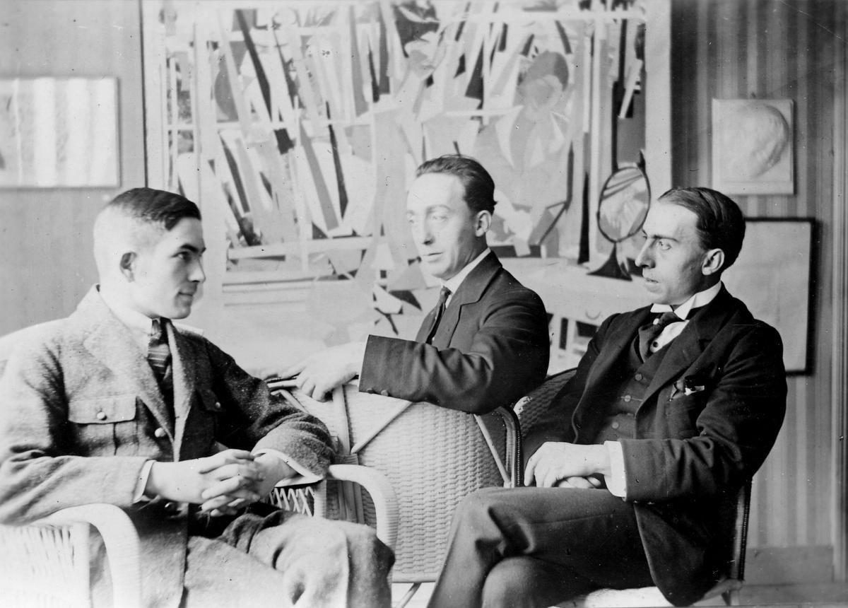 Paul van Ostaijen, Floris en Oscar Jespers in het atelier van Floris Jespers in Oude God (Mortsel) tijdens de Eerste Wereldoorlog (augustus 1918).