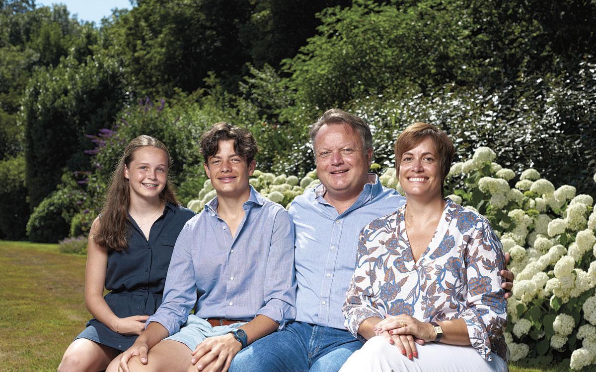 Julie met haar man Tim en hun twee tieners, Thomas en Zara.