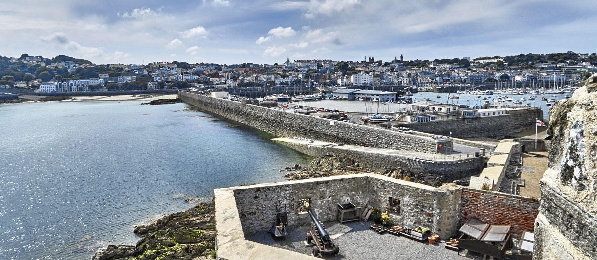 In de 16de eeuw werd een dijk aangelegd die Castle Cornet met Guernsey verbindt.