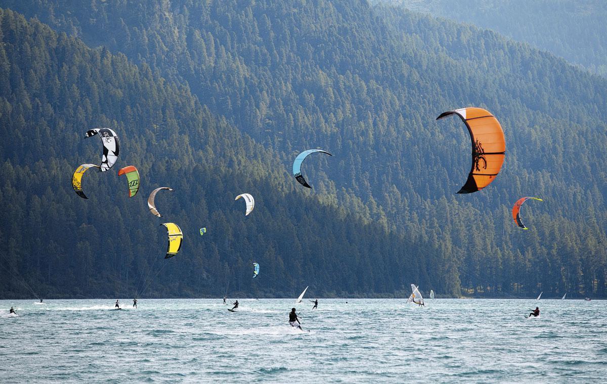 Ook op grote meren kan je leren kitesurfen. Zoals hier op het Silvaplanameer in Graubunden, Zwitserland.