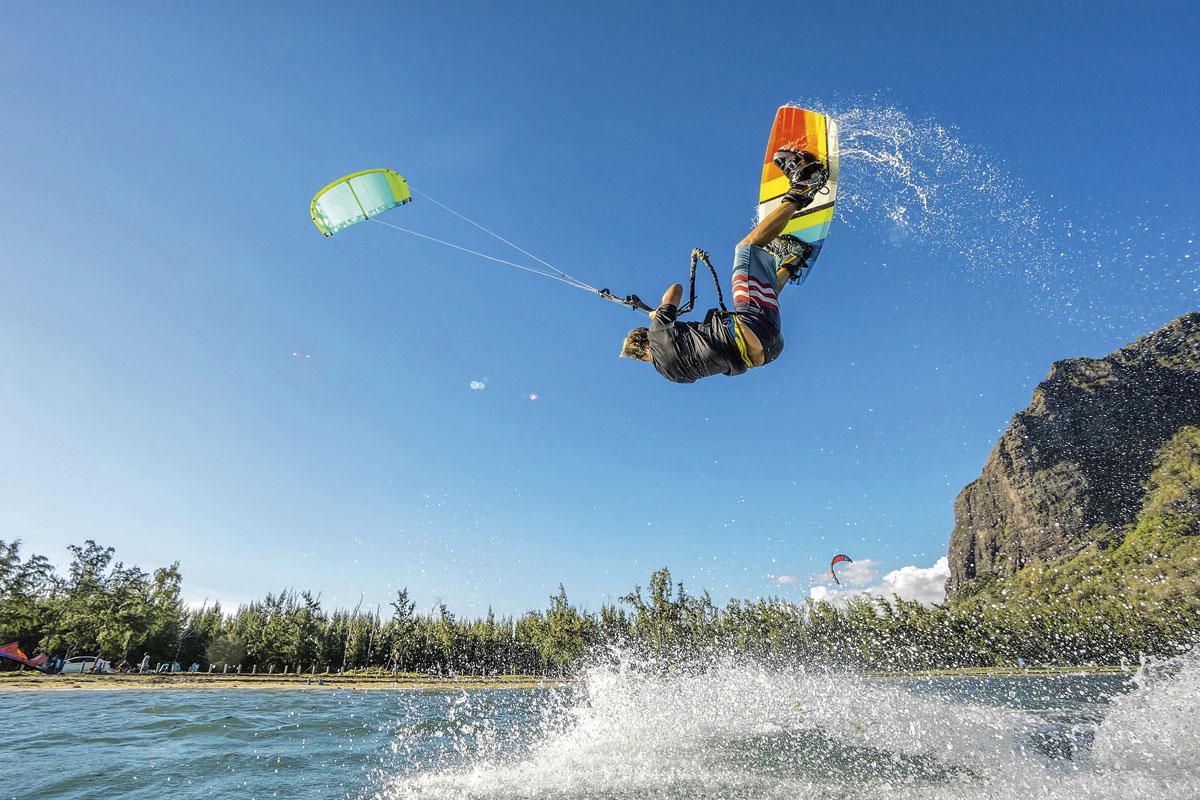 Waaghalzen op Mauritius. Doordat de wind hen haast gewichtloos maakt, kunnen kitesurfers extra hoog springen.
