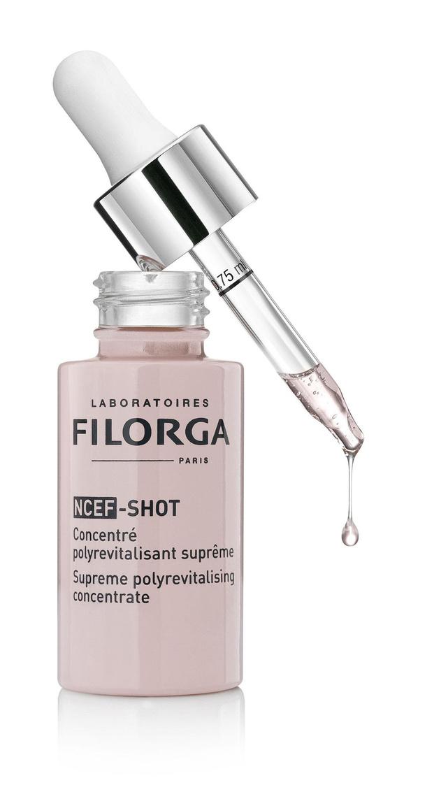 Trakteer jezelf 2 x per jaar op een kuur met deze NCEF-shot van Filorga. In 10 dagen bereik je evenveel als met 10 meso-injecties. 71,90 euro, 15 ml. Ici Paris XL, in de apotheek en drogisterij.