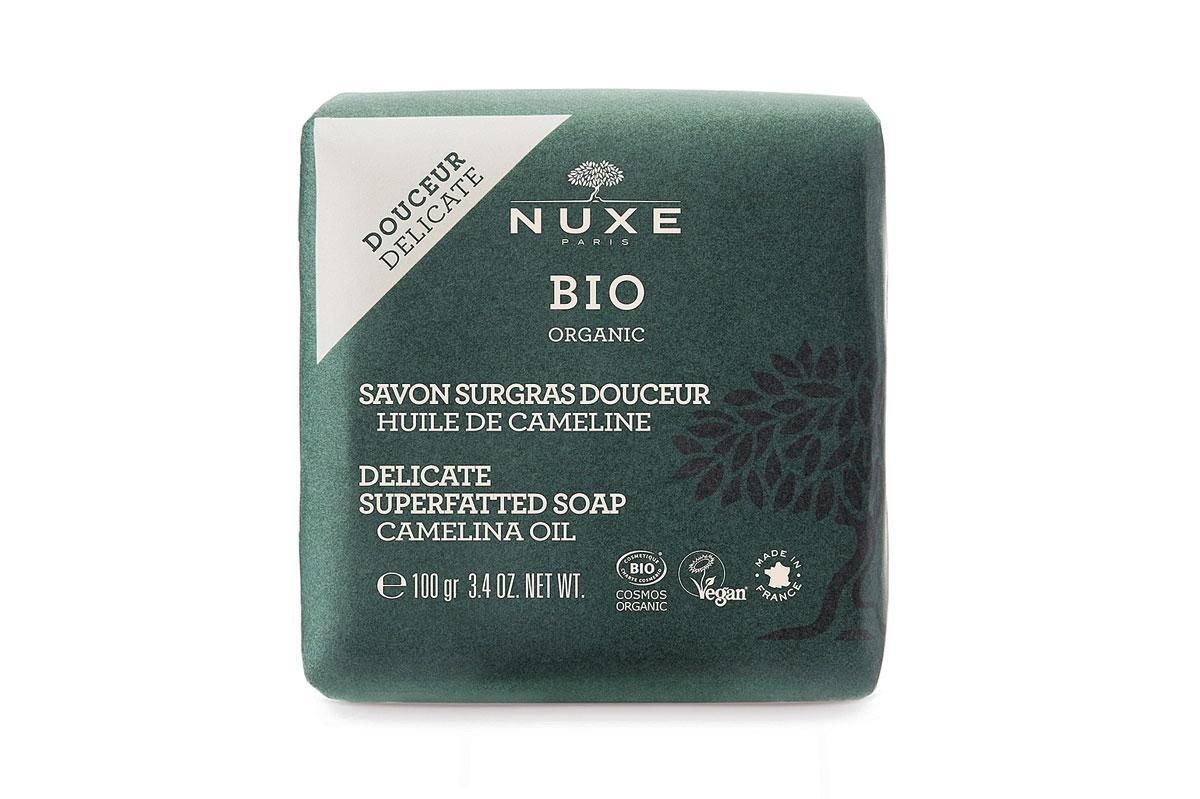 De pH-waarde van deze zeepblokjes is afgestemd op je huid. Biologische, overvette zeep met huttentutolie van Nuxe. 8,50 euro, in de apotheek en drogisterij.