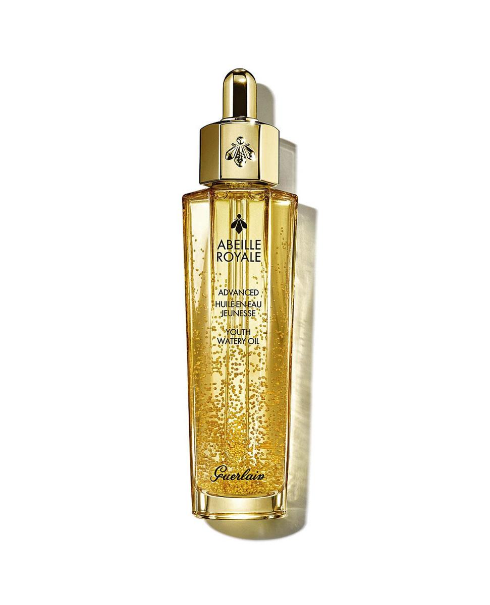 De verbluffende textuur van Advanced Youth Watery Oil van Guerlain bevat twee soorten honing: koninginnengelei van Ouessant en plantaardige olie. Vanaf 52 euro, in de