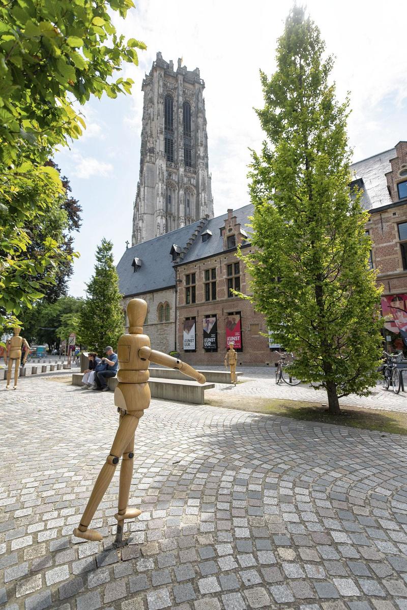 Kunstuur, met op de achtergrond de Sint-Romboutstoren.