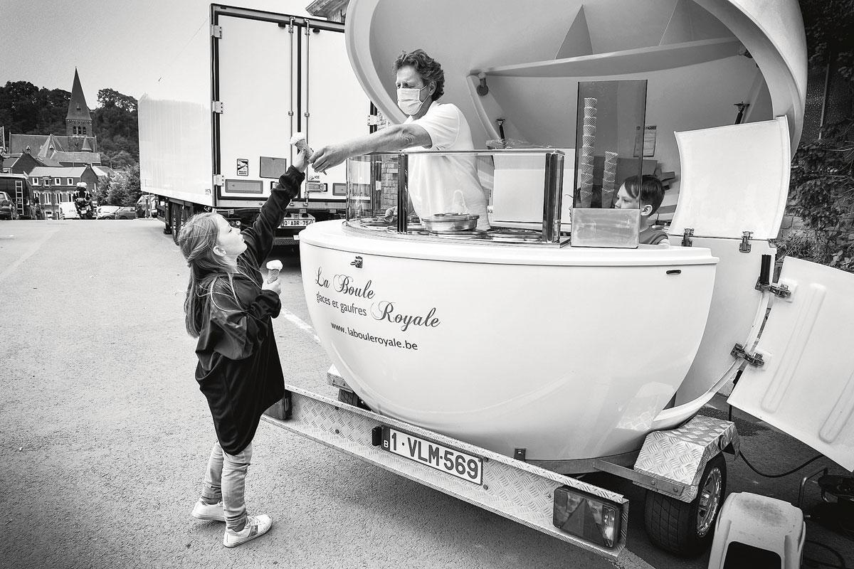 Een ijscoman deelt gratis ijsjes uit om de inwoners van Pepinster een hart onder de riem te steken.