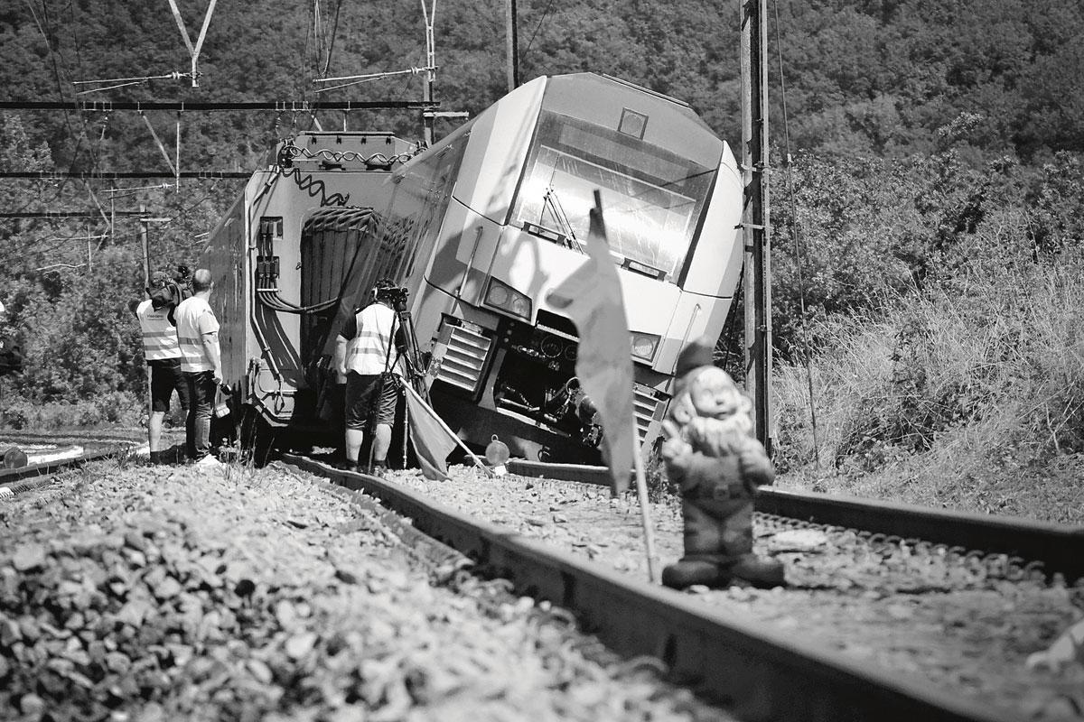 Ook het treinverkeer raakte ontwricht. Een aangespoelde tuinkabouter weet de situatie te relativeren.