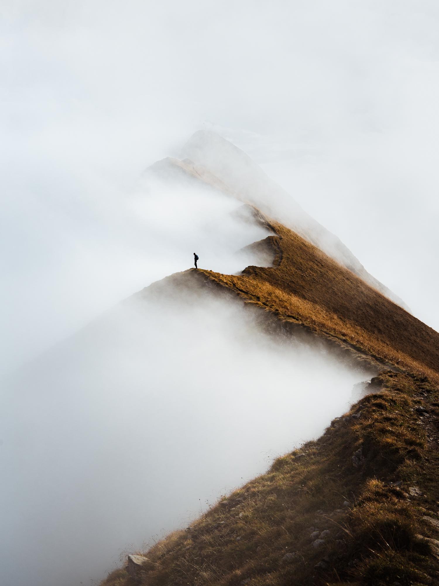 Ci-dessus, la photo illustrant la première de couverture du livre "Peaks of Europe"