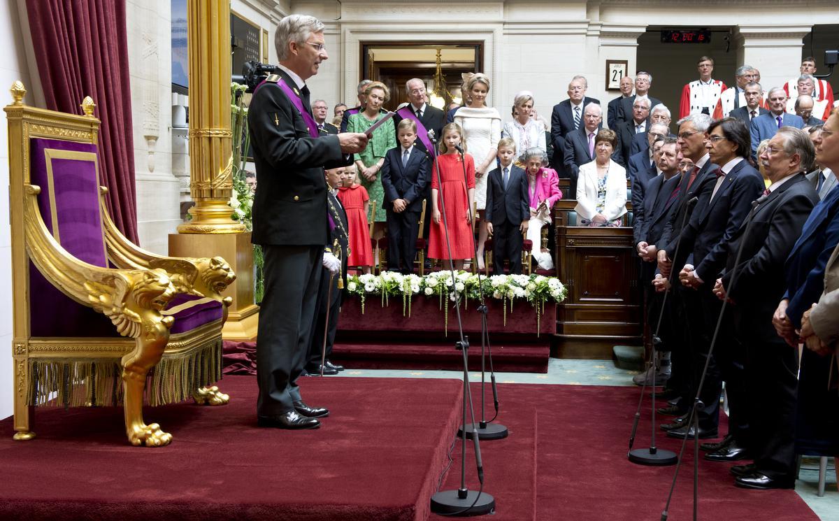 21 juli 2013: Filip legt de eed af als koning onder goedkeurend oog van de koninklijke familie. (foto Belga)