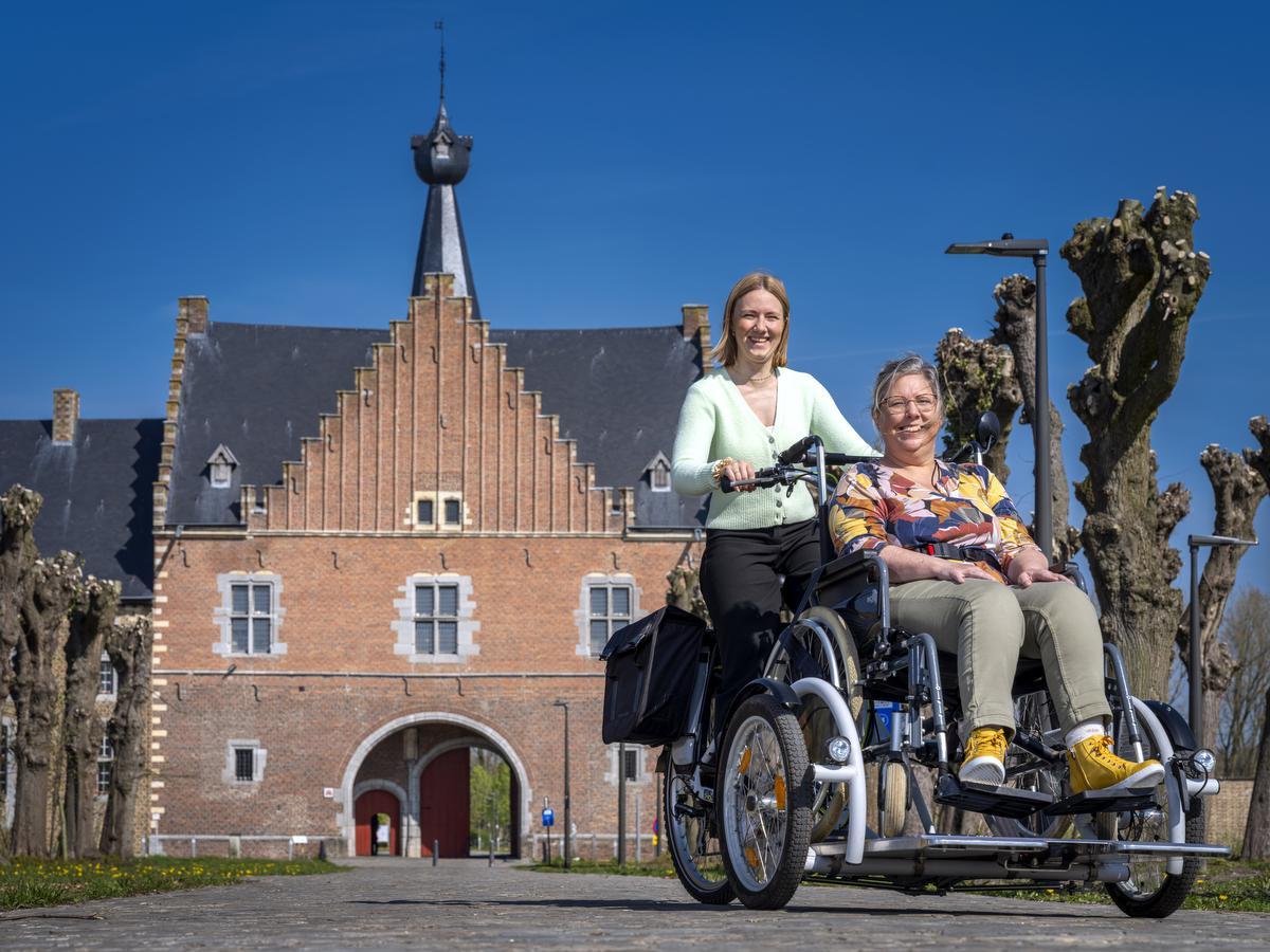 Naast een duofiets kan je bij Visit Hasselt ook twee rolstoelplateaufietsen huren. (foto Visit Hasselt/Luc Daelemans)