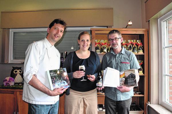 Chocolatier Stijn Vanhoutte, Claudia Delbaere (Cacaolab Unief Gent) en zytholoog Geroen Van Steenbrugge stelden het boek voor. 