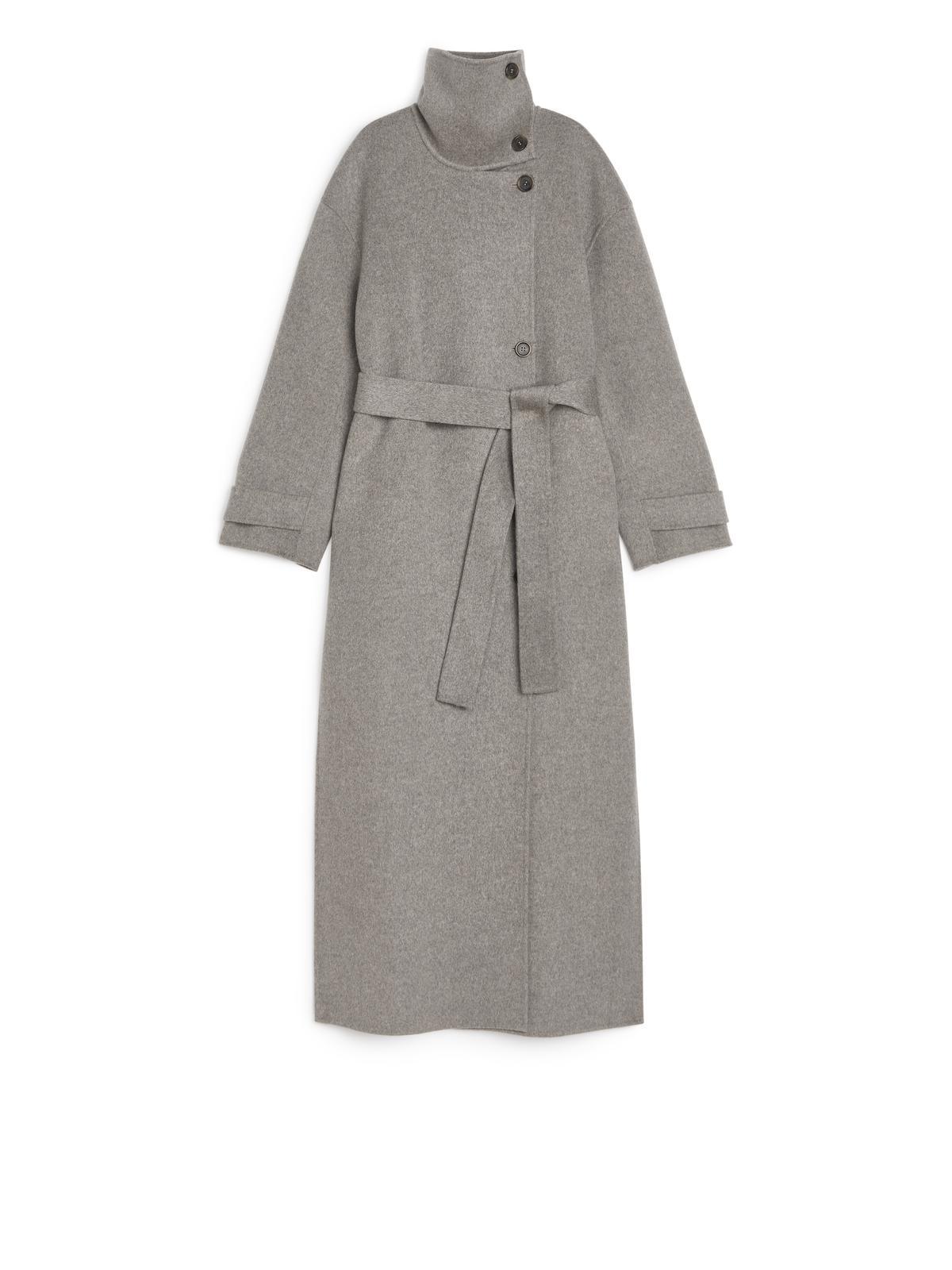 Jas met knooplint en grote kraag - € 299 - Arket.