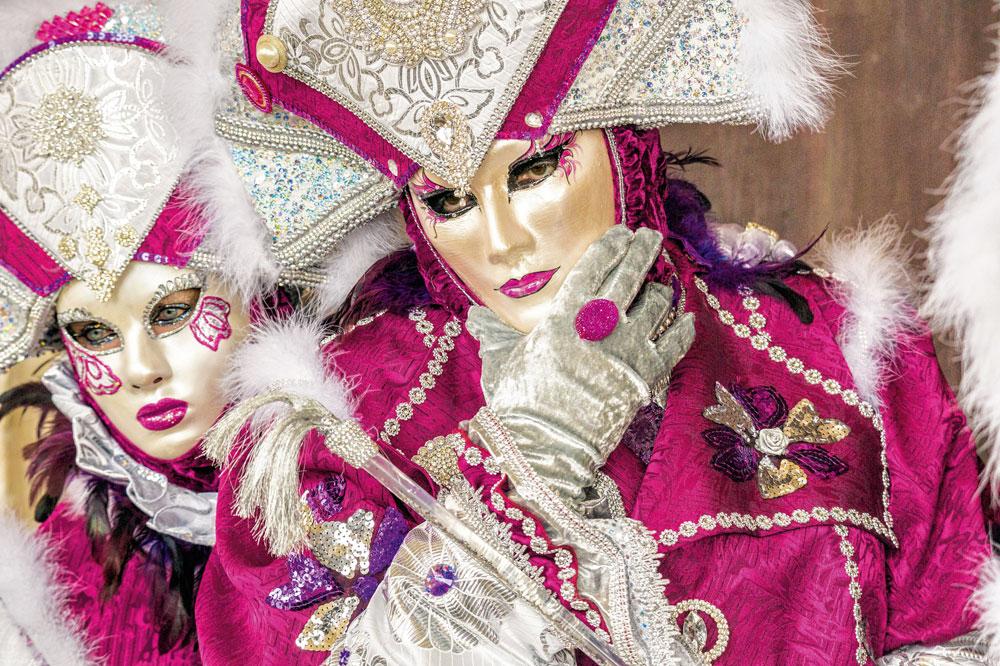 Tijdens het carnaval in Venetië (27/1 tot 13/2) trekken vrouwen én mannen mooie roze kostuums aan.