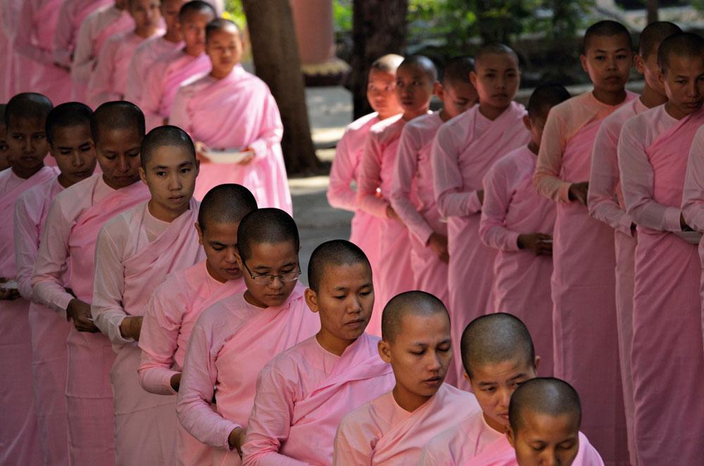 Geen oranje habijt voor de boeddhistische zusters in Myanmar. Zij dragen enkel zachtroze gewaden.