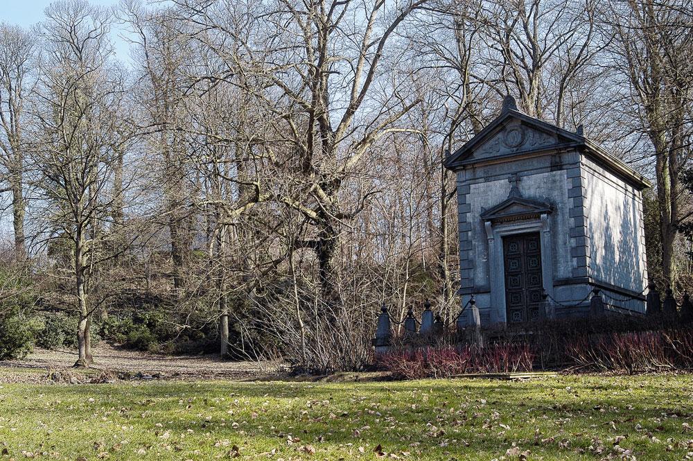 Het mausoleum van de Warocqué's waakt ook vandaag nog over het park.