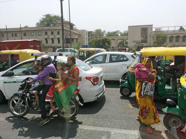 In Old Delhi stopt het hectische verkeer nooit.