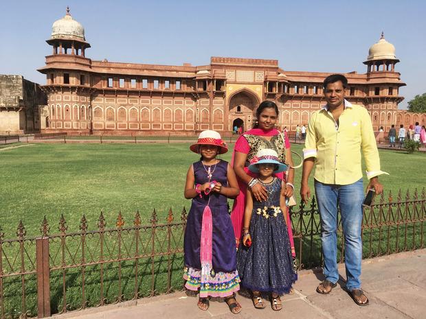 Familiekiekje voor het Fort van Agra.