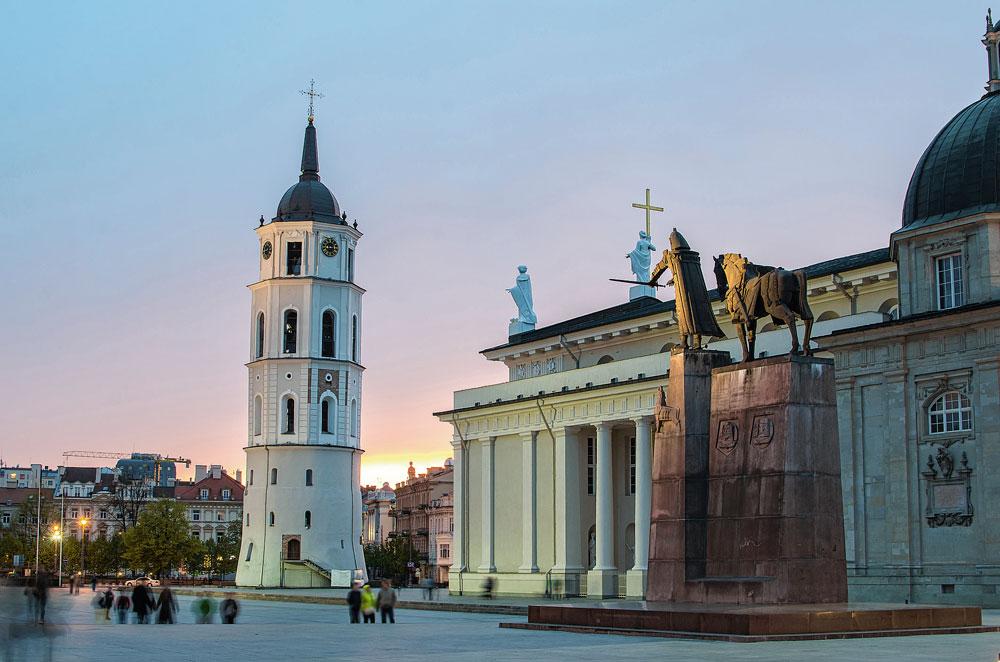 De St.Stanislav en St.Vladislav kathedraal en een bronzen Gediminas kijken uit over het kathedraalplein.