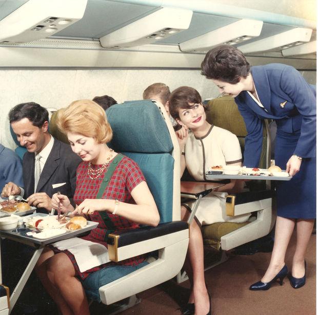 Maaltijd in een Boeing 707 (1958).