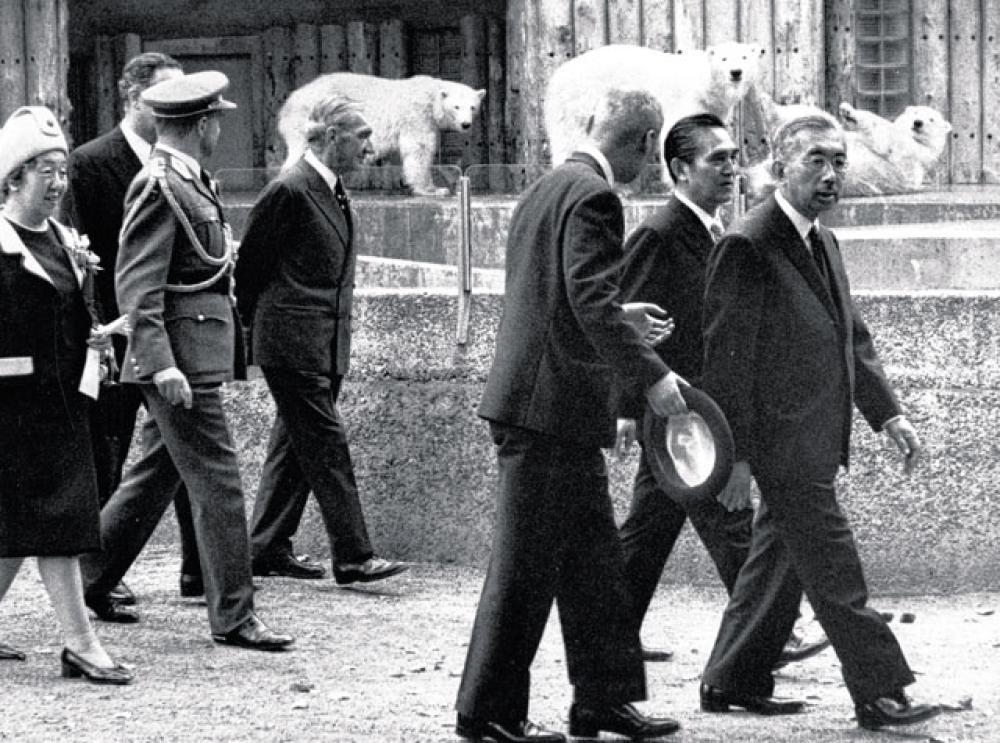 1971. Pendant sa visite d'Etat en Belgique, l'empereur Hirohito a été chaleureusement accueilli par les ours polaires.