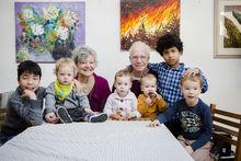 Jef van Boven avec sa femme et leurs petits-enfants, parmi lesquels trois sont adoptés. 