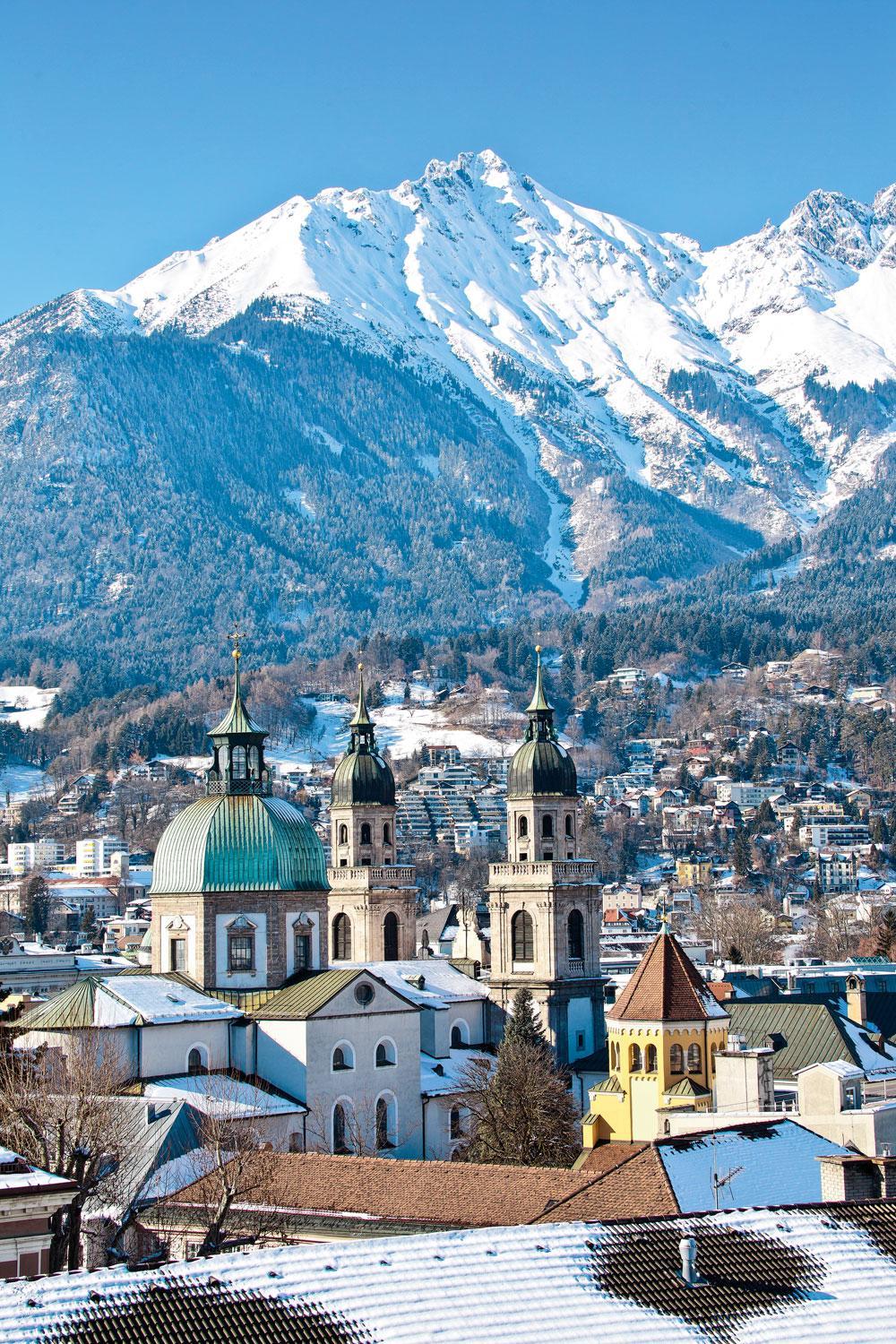 Innsbruck est cernée par les Alpes.