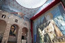 Sous la coupole du musée Dali à Figueras, une fresque du maître.