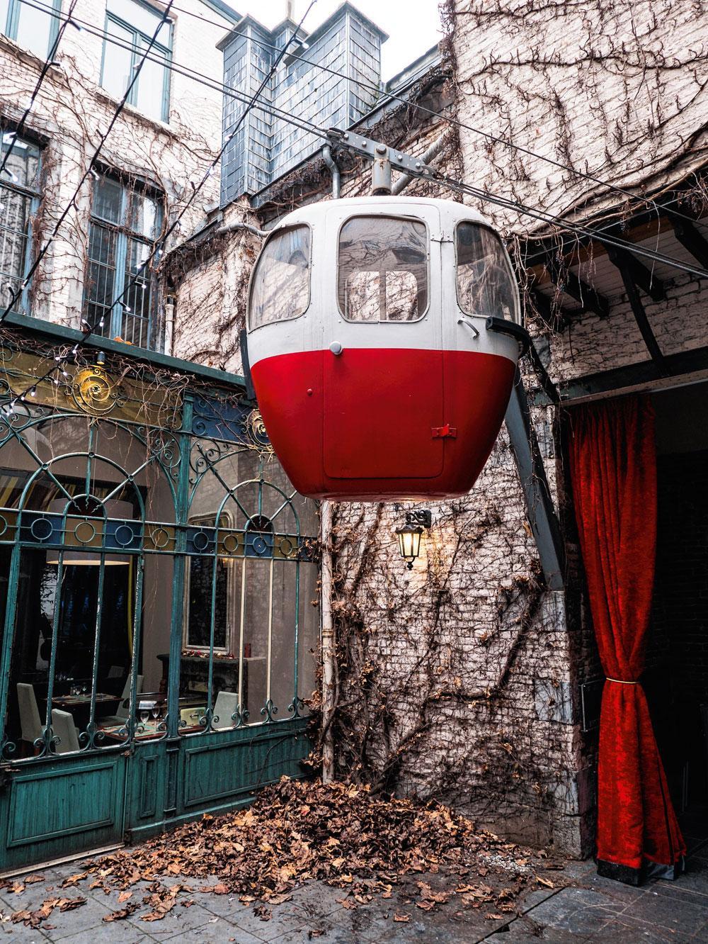 Deze cabine is het laatste overblijfsel van de kabelbaan naar de Citadel van Namen. Ze sloot in 1997. Een restaurant in Namen kocht de cabine op en hing ze op haar binnenplaats.
