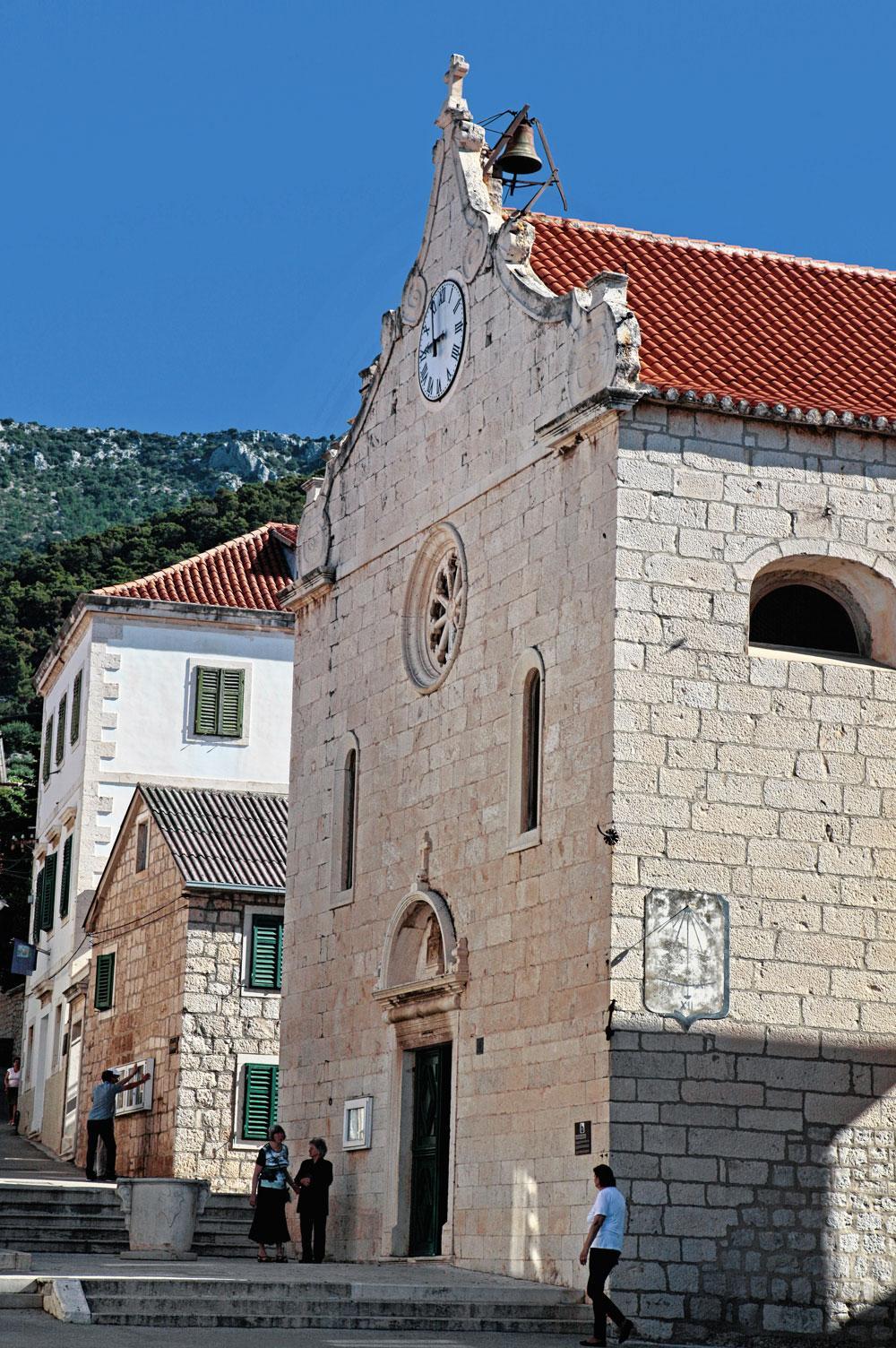 Kerkje in typische gladde kalksteen.