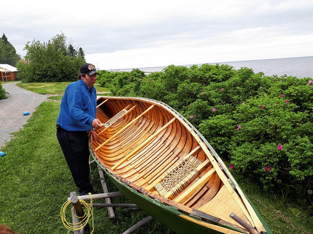2. Fabrication d'un canoé traditionnel innu.
