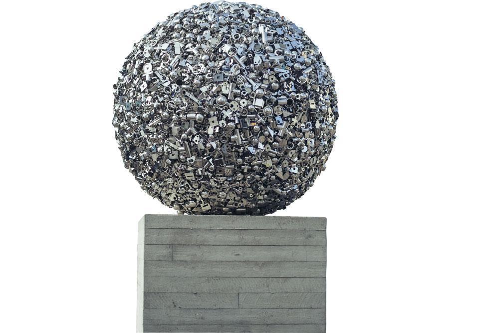 A Coxyde, Ryan Ganders a créé une grande sphère constituée d'objets brillants non identifiés.
