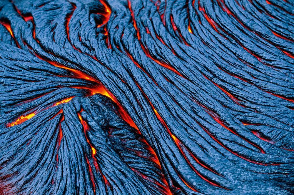 Een close-up van gloeiende lava.